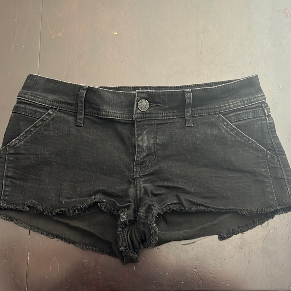 Hollister short-short low rise, size 5 W27 good condition